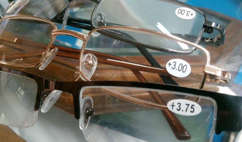 Ópticos piden la clausura de farmacias que vendan anteojos pregraduados